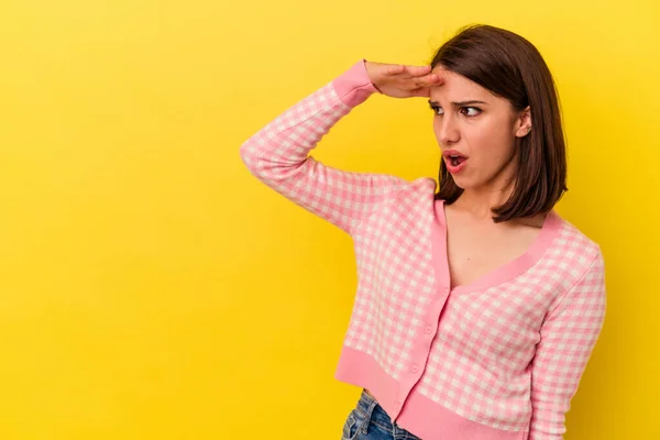 Mulher Caucasiana Jovem Isolado Fundo Amarelo Olhando Para Longe Mantendo — Fotografia de Stock