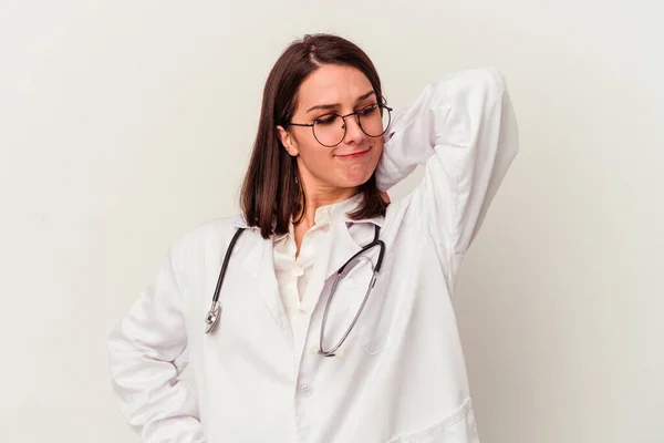 Νεαρή Γιατρός Καυκάσια Γυναίκα Απομονωμένη Λευκό Φόντο Αγγίζοντας Πίσω Μέρος — Φωτογραφία Αρχείου