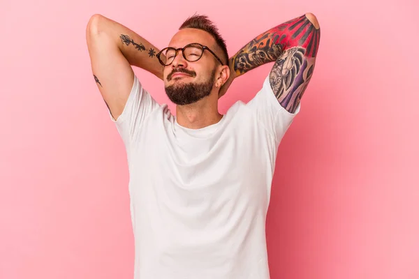 Joven Hombre Caucásico Con Tatuajes Aislados Sobre Fondo Rosa Sintiéndose — Foto de Stock