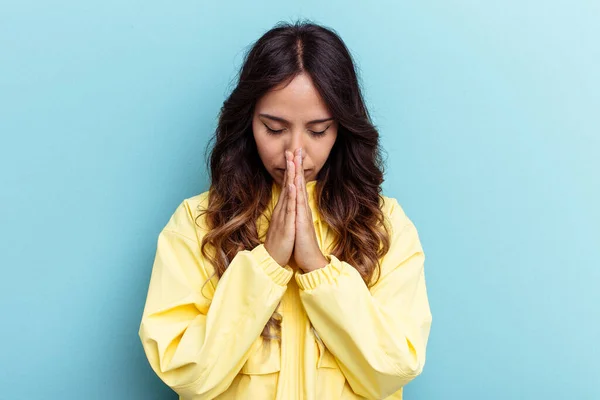 Mladá Mexická Žena Izolované Modrém Pozadí Modlí Ukazuje Oddanost Náboženský — Stock fotografie