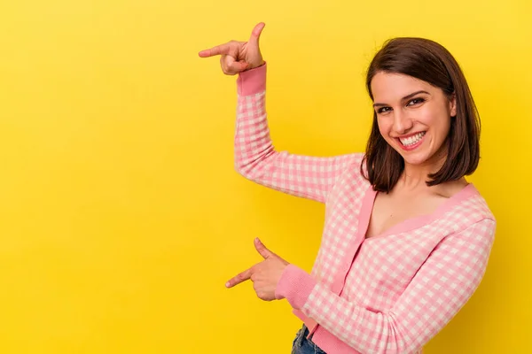Junge Kaukasische Frau Isoliert Auf Gelbem Hintergrund Aufgeregt Mit Zeigefinger — Stockfoto