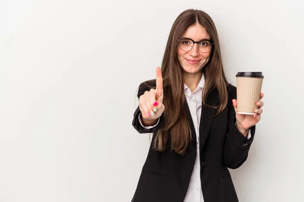Νεαρή Καυκάσια Επιχειρηματίας Κρατώντας Ένα Πακέτο Καφέ Απομονωμένη Λευκό Φόντο — Φωτογραφία Αρχείου