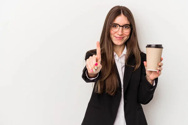 Jonge Blanke Zakenvrouw Houdt Een Afhaalkoffie Geïsoleerd Witte Achtergrond Tonen — Stockfoto