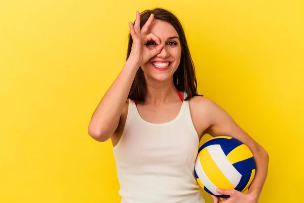 Joven Mujer Caucásica Jugando Voleibol Aislado Sobre Fondo Amarillo Emocionado —  Fotos de Stock