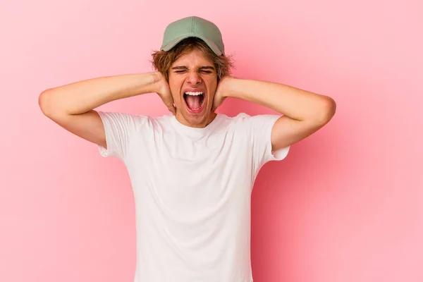 Young Caucasian Man Make Isolated Pink Background Covering Ears Hands — Stock Photo, Image