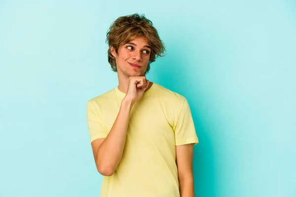 Jonge Blanke Man Met Make Geïsoleerd Blauwe Achtergrond Ontspannen Denken — Stockfoto
