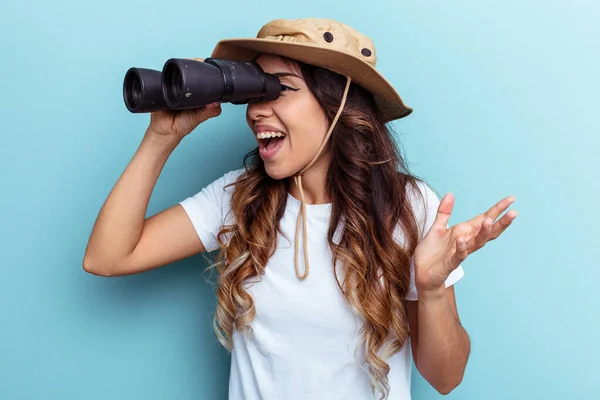 Junge Mexikanerin Bademantel Vor Blauem Hintergrund — Stockfoto