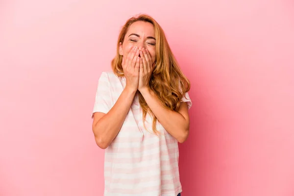 Mujer Rubia Caucásica Aislada Sobre Fondo Rosa Riendo Algo Cubriendo —  Fotos de Stock