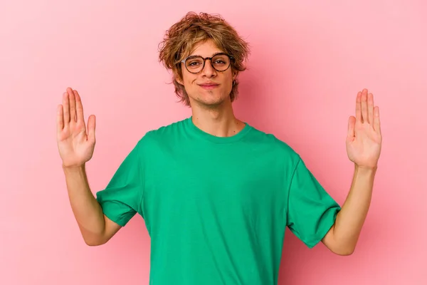 Jonge Blanke Man Met Make Geïsoleerd Roze Achtergrond Met Iets — Stockfoto
