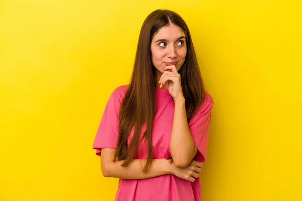 Mujer Joven Caucásica Aislada Sobre Fondo Amarillo Relajado Pensando Algo —  Fotos de Stock