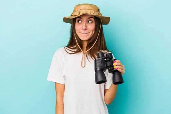 Mujer Exploradora Caucásica Joven Sosteniendo Prismáticos Aislados Sobre Fondo Azul —  Fotos de Stock