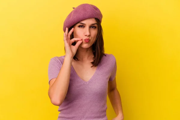 Mulher Caucasiana Jovem Isolado Fundo Amarelo Com Dedos Nos Lábios — Fotografia de Stock