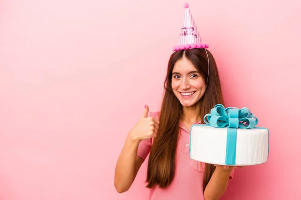 Jovem Caucasiana Celebrando Aniversário Isolado Fundo Rosa Sorrindo Levantando Polegar — Fotografia de Stock