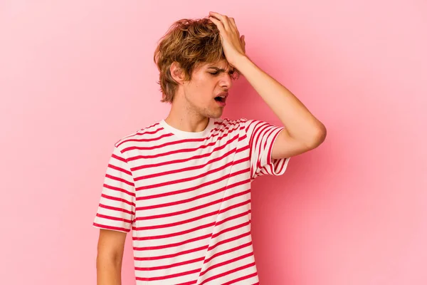 Joven Hombre Caucásico Con Maquillaje Aislado Sobre Fondo Rosa Olvidando — Foto de Stock