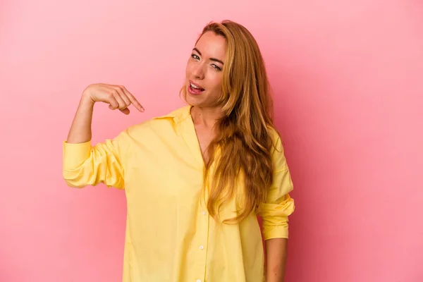 Mujer Rubia Caucásica Aislada Sobre Fondo Rosa Persona Señalando Mano —  Fotos de Stock