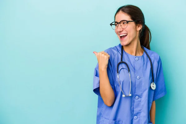 Νεαρή Λευκή Νοσοκόμα Απομονωμένη Μπλε Σημεία Τον Αντίχειρα Μακριά Γελώντας — Φωτογραφία Αρχείου