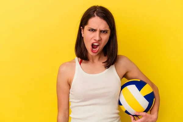 Молода Біла Жінка Грає Волейбол Ізольовано Жовтому Тлі Кричить Дуже — стокове фото
