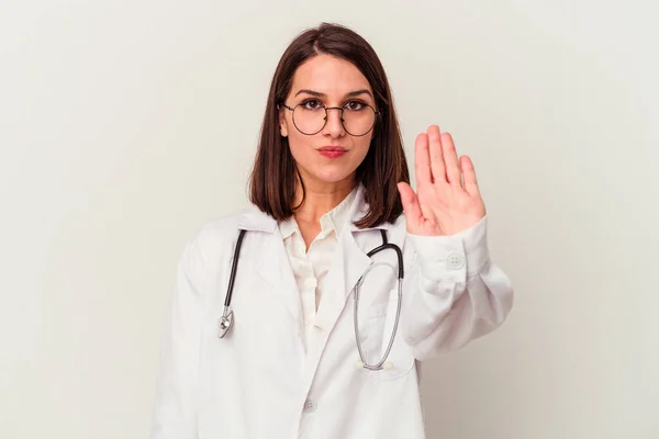 Jonge Dokter Blanke Vrouw Geïsoleerd Witte Achtergrond Staan Met Uitgestrekte — Stockfoto