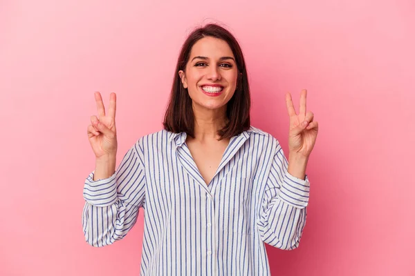 Jovem Caucasiana Isolada Sobre Fundo Rosa Mostrando Sinal Vitória Sorrindo — Fotografia de Stock