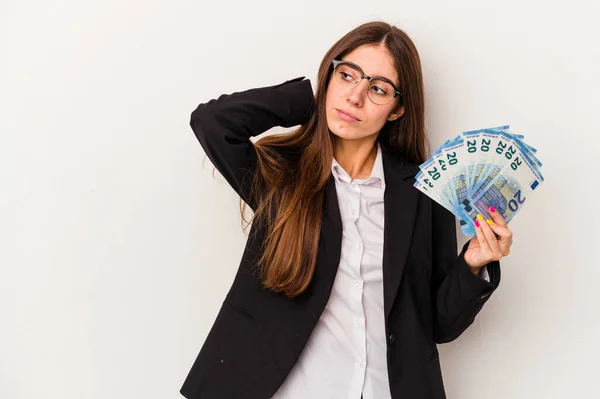 白地に孤立した紙幣を持っている若い白人のビジネス女性は 頭に触れ 選択をする — ストック写真