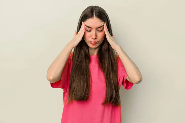 Mujer Joven Caucásica Aislada Sobre Fondo Amarillo Tocando Las Sienes —  Fotos de Stock