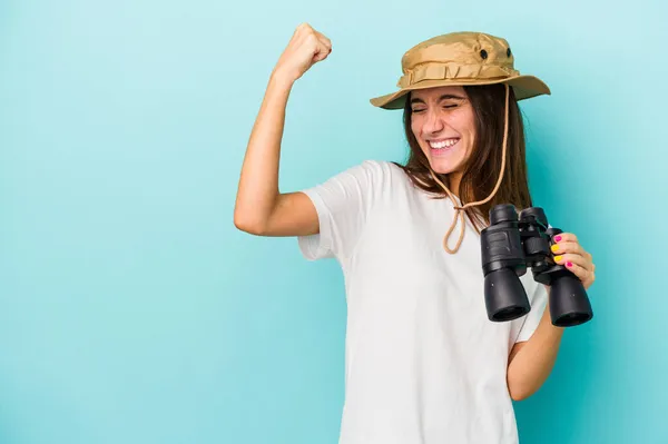 Jovem Explorador Caucasiano Mulher Segurando Binóculos Isolados Fundo Azul Levantando — Fotografia de Stock