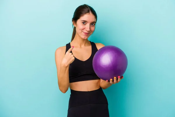 Jonge Blanke Fitness Vrouw Met Een Bal Geïsoleerd Een Blauwe — Stockfoto