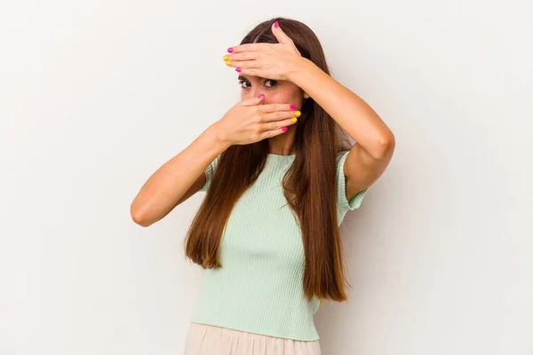 Jonge Blanke Vrouw Geïsoleerd Witte Achtergrond Knipperen Camera Door Vingers — Stockfoto