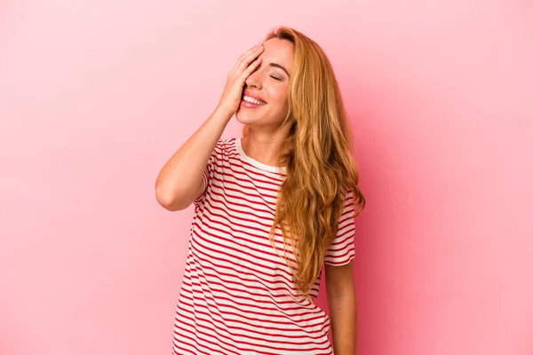 Běloška Blondýny Žena Izolované Růžovém Pozadí Směje Šťastný Bezstarostný Přírodní — Stock fotografie