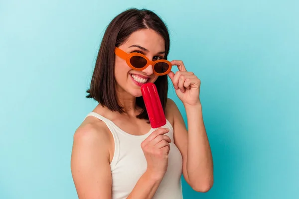 Jovem Caucasiana Segurando Sorvete Isolado Fundo Azul — Fotografia de Stock