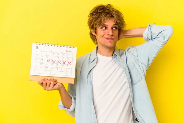 Joven Hombre Caucásico Con Calendario Celebración Maquillaje Aislado Sobre Fondo — Foto de Stock