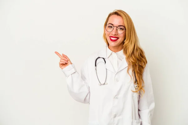 Blanke Arts Vrouw Geïsoleerd Witte Achtergrond Glimlachen Wijzen Opzij Iets — Stockfoto