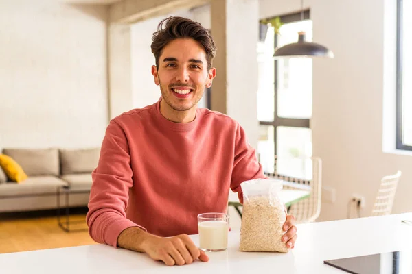 Jovem Mestiço Comendo Aveia Leite Café Manhã Sua Cozinha — Fotografia de Stock