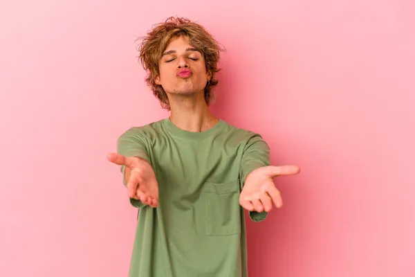 Jonge Blanke Man Met Make Geïsoleerd Roze Achtergrond Vouwen Lippen — Stockfoto