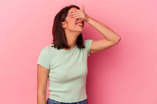 Jeune Femme Caucasienne Isolée Sur Fond Rose Rit Gardant Joyeusement — Photo