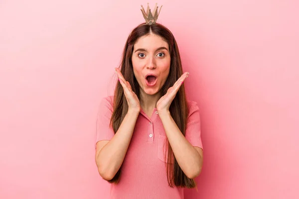 Young Caucasian Woman Wearing Crown Isolated Pink Background Surprised Shocked — Stock Photo, Image
