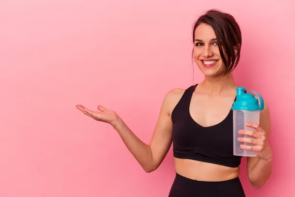 Jonge Blanke Vrouw Drinken Van Een Eiwit Schudden Geïsoleerd Roze — Stockfoto