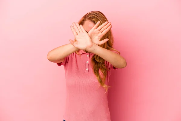 Mulher Loira Caucasiana Isolada Fundo Rosa Mantendo Dois Braços Cruzados — Fotografia de Stock