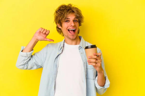 화장을 배경에 커피를 코카서스 남자는 자랑스럽고 있다고 느낍니다 — 스톡 사진