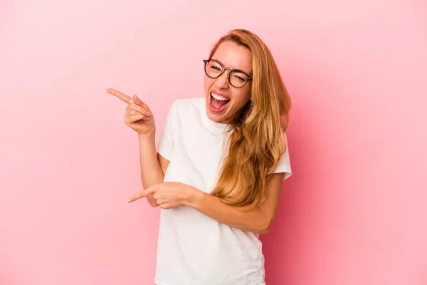 Mujer Rubia Caucásica Aislada Sobre Fondo Rosa Señalando Con Los — Foto de Stock