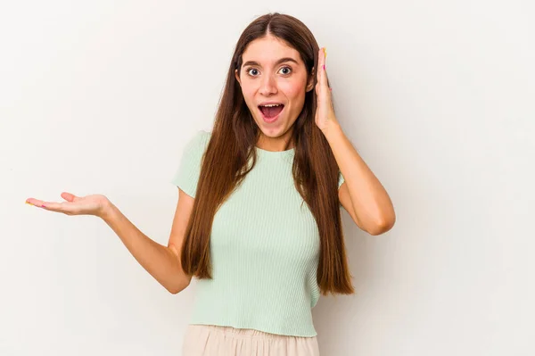 Donna Caucasica Giovane Isolata Sfondo Bianco Tiene Spazio Copia Una — Foto Stock