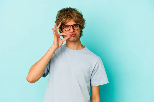 Jeune Homme Caucasien Avec Maquillage Isolé Sur Fond Bleu Avec — Photo