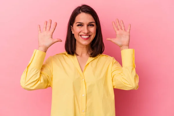 Ung Kaukasisk Kvinna Isolerad Rosa Bakgrund Visar Nummer Tio Med — Stockfoto