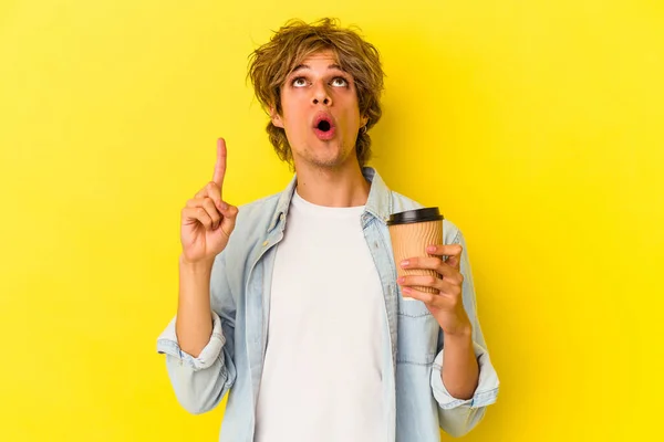 Mladý Kavkazský Muž Make Upem Drží Odnést Kávu Izolované Žlutém — Stock fotografie