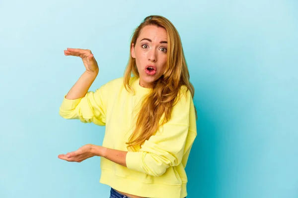 Mujer Caucásica Aislada Sobre Fondo Azul Sorprendida Sorprendida Sosteniendo Espacio —  Fotos de Stock