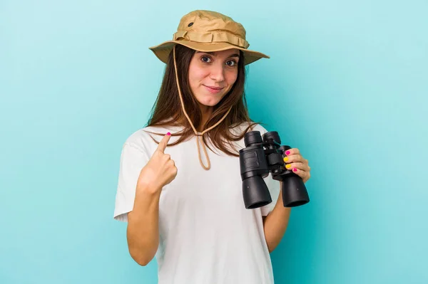 Jovem Explorador Caucasiano Mulher Segurando Binóculos Isolados Fundo Azul Apontando — Fotografia de Stock