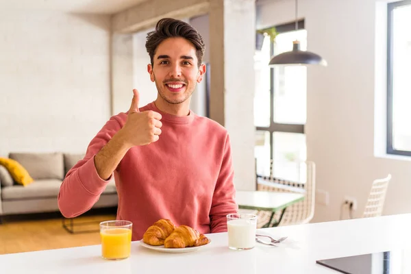Joven Hombre Raza Mixta Desayunando Una Cocina Por Mañana Sonriendo — Foto de Stock