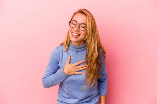 Mujer Rubia Caucásica Aislada Sobre Fondo Rosa Ríe Voz Alta —  Fotos de Stock