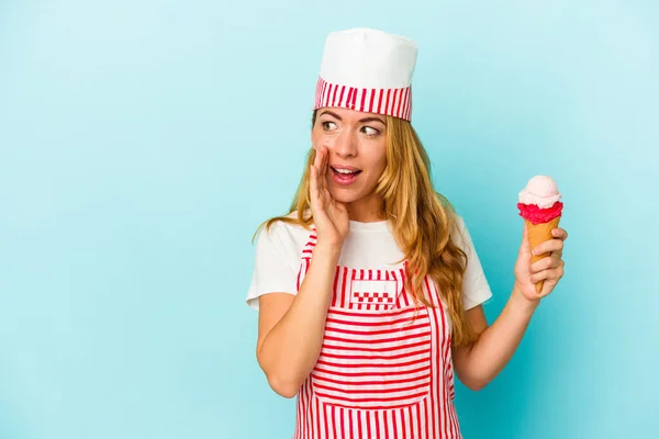 Kaukasische Eismaschine Frau Hält Ein Eis Isoliert Auf Blauem Hintergrund — Stockfoto