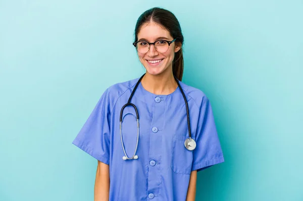 Junge Kaukasische Krankenschwester Isoliert Auf Blauem Hintergrund Glücklich Lächelnd Und — Stockfoto